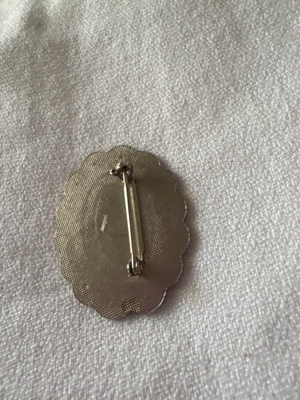 Vintage 80's Gold-Tone Scalloped Oval Brooch With Black Center Stone
